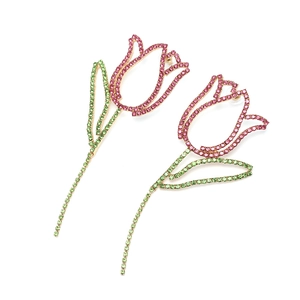 Vue détaillée des boucles d'oreilles tulipes avec cristaux roses et verts brillants