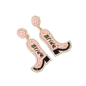 Detailansicht der rosa Strass-Cowboystiefel-Ohrringe mit Bride-Schriftzug-Anhänger