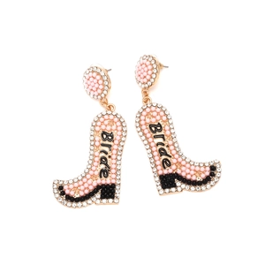 Detail der pinkfarbenen Perlen-Cowboystiefel-Ohrringe mit Kristallbesatz und Bride-Schrift