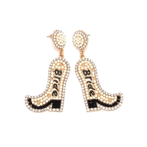 Detail von Cowboy-Stiefel-Ohrringen mit weißen Perlen, Strass und Bride-Schriftzug