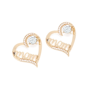 Détail de boucles d'oreilles cœur dorées avec perles et lettrage Mom pour la fête des mères