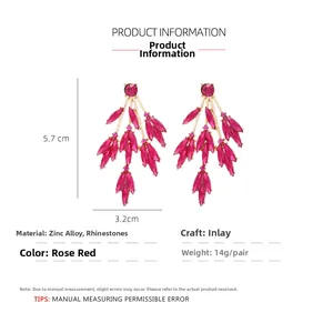 Détail des boucles d'oreilles feuilles en strass rose avec dimensions 5,7x3,2 cm