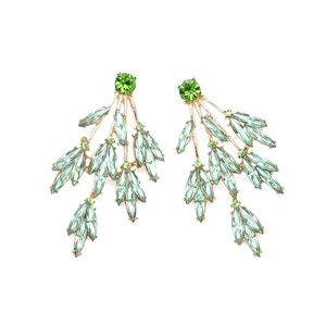 Boucles d'oreilles feuilles dorées avec cristaux marquise verts sur fond blanc