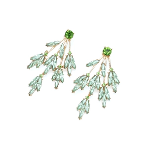 Détail de boucles d'oreilles dorées en forme de feuille avec cristaux marquise verts