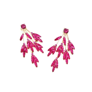 Détail de boucles d'oreilles feuilles rose pourpre en alliage doré et cristaux