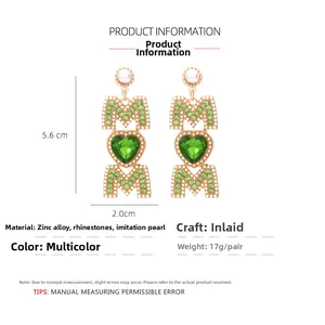 Détails des boucles d'oreilles MOM avec strass verts et perles, taille 5,6x2,0 cm