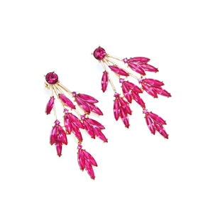 Boucles d'oreilles pendantes en cristal rouge rose avec branches dorées ajourées