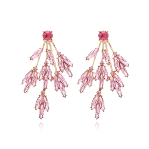 Boucles d'oreilles feuilles dorées avec cristaux roses marquise sur fond blanc