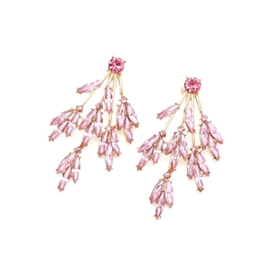 Détail des boucles d'oreilles feuilles en cristal rose avec base dorée et pierres marquises