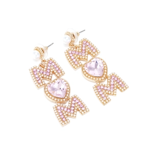Élégantes boucles d'oreilles MOM en or avec cristaux roses et perles sur fond blanc