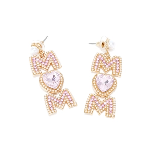 Détail de boucles d'oreilles dorées MOM avec cristaux roses et perles d'imitation