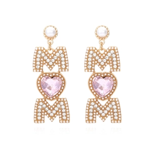 Boucles d'oreilles MOM dorées avec cristal rose et perles sur fond blanc brillant