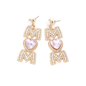 Vue macro de boucles d'oreilles MOM dorées avec cristaux roses et détails en perles
