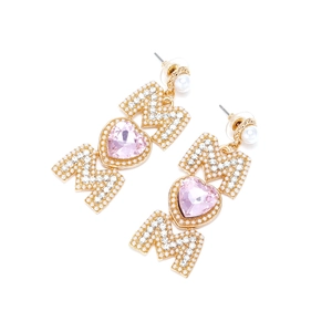Détail de boucles d'oreilles MOM dorées avec cœur rose et perles de culture