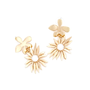Boucles d'oreilles fleurs dorées avec pétales superposés et accents de perles blanches