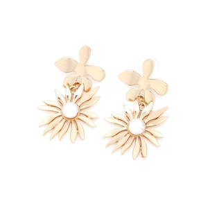 Boucles d'oreilles fleurs dorées avec pétales multicouches et perle centrale
