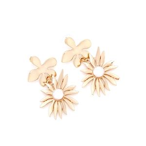 Boucles d'oreilles fleurs dorées multicouches avec perle centrale style tournesol