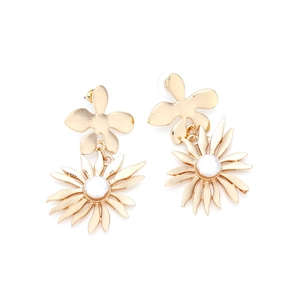 Boucles d'oreilles fleurs dorées à deux couches avec perles au centre pour femmes