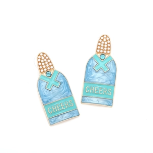 Détail des boucles d'oreilles bouteille bleu clair avec texte Cheers et perles nacrées