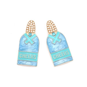 Vue détaillée des boucles d'oreilles bouteille bleu clair avec perles et Cheers