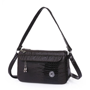 Borsa a tracolla marrone scuro con trama a coccodrillo e pendente in metallo elegante