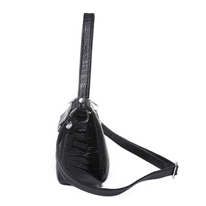 Elegante borsa a mano nera con motivo a coccodrillo e tracolla regolabile vista laterale