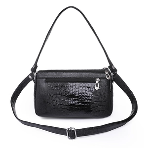 Elegante borsa nera con motivo a coccodrillo, finiture argento e tracolla regolabile