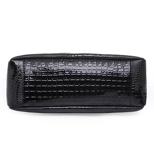 Elegante base per borsa nera con motivo a coccodrillo in vernice lucida nera