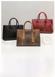 Trois sacs à main élégants à motif crocodile en noir, marron caramel et bordeaux cuir