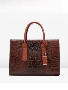 Vue de face du sac cabas marron à motif crocodile avec anses rondes et clous de fond