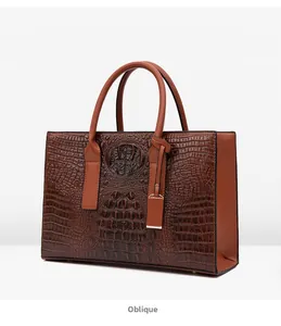Vue latérale du grand sac cabas marron avec motif crocodile et finitions lisses