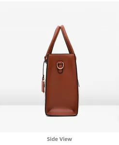 Vue latérale du sac cabas marron à motif crocodile avec poignée et anneau en D en métal