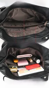 Detail der Innenseite einer schwarzen Tote Bag aus Leder mit mehreren Staufächern