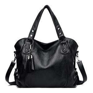 Klassische schwarze Shopper-Tasche aus Kunstleder mit zwei Quasten und Schultergurt