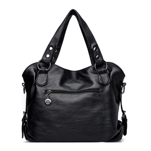 Schwarze Damen Handtasche aus Kunstleder mit Quasten und silbernen Metallbeschlägen