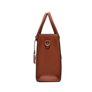 Sac à main élégant marron caramel avec texture lisse et anneaux dorés en vue latérale