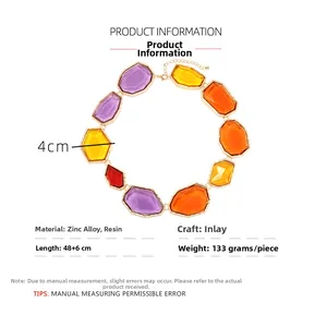 Détail du collier en résine géométrique aux pierres multicolores et monture dorée