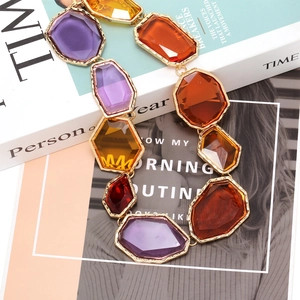 Collier géométrique en résine avec pierres multicolores facettées et cadres dorés