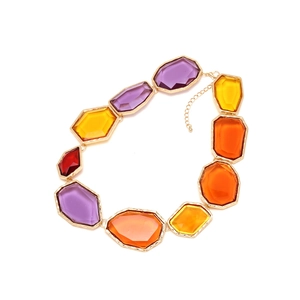 Collier plastron en résine colorée avec pierres géométriques irrégulières et bordure dorée