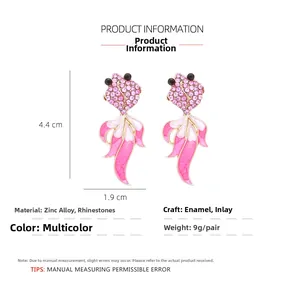 Vue détaillée des boucles d'oreilles poisson avec hauteur 4,4cm et émail coloré