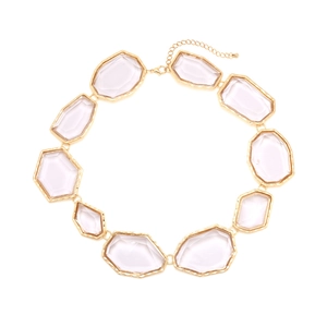 Collier géométrique irrégulier en résine transparente avec cadre en métal doré