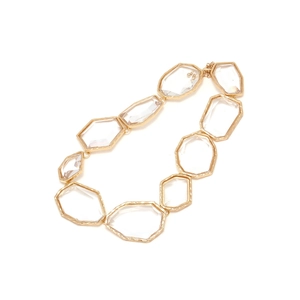 Détail du collier en résine irrégulière avec des cadres géométriques dorés