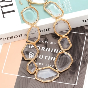 Collier géométrique irrégulier en résine transparente avec bordures en métal martelé doré