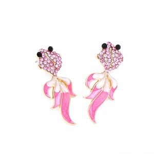 Détails des boucles d'oreilles poisson avec strass roses et finition émail