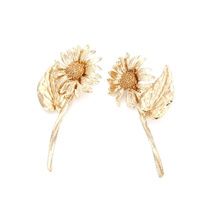 Vintage gold alloy sunflower drop earrings with detailed leaf and petal metal texture