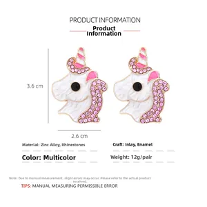 Détail des boucles d'oreilles licorne en émail avec strass roses et mesures 3,6x2,6cm