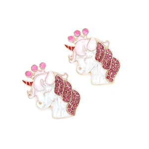 Boucles d'oreilles licorne avec crinière en strass roses et couronne dorée sur fond blanc