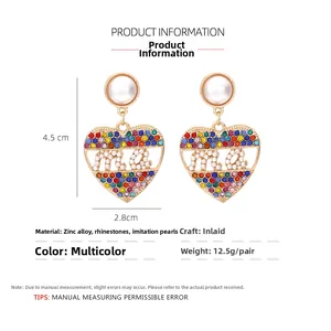 Détail de boucles d'oreilles cœur en strass colorés avec lettres mama en perles, 4.5cm