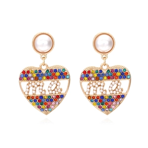 Boucles d'oreilles cœur dorées avec strass colorés et lettrage MA en perles blanches