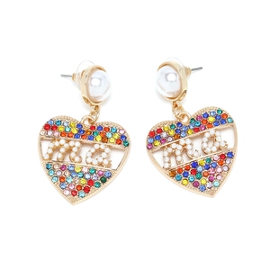 Détail de boucles d'oreilles en cœur avec strass colorés et lettrage mom en perles